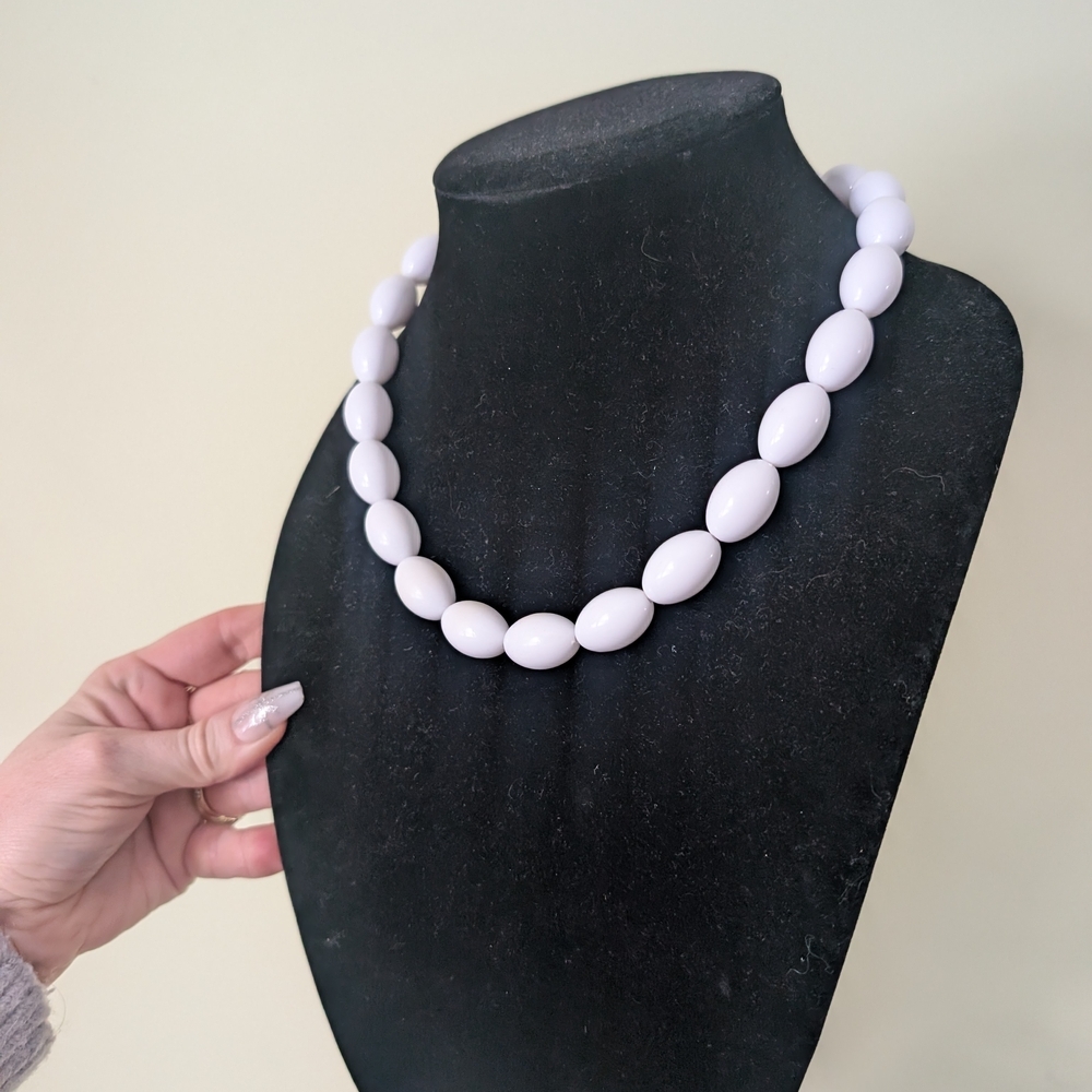 Vintage White Beaded Necklace - Picture 3 of 8
